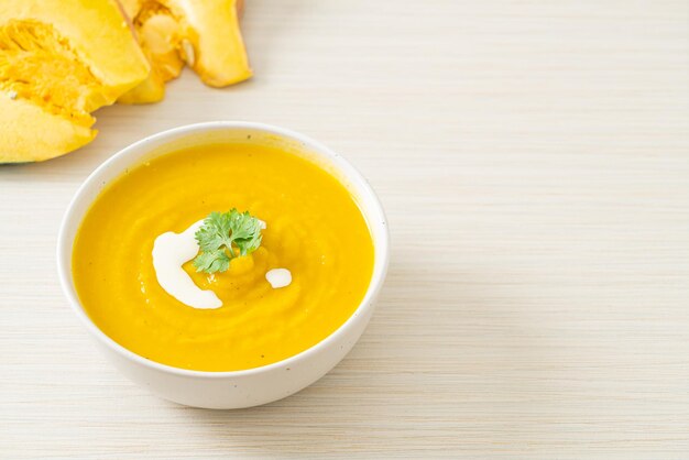 zuppa di zucca in ciotola bianca - Stile alimentare vegetariano e vegano