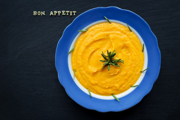 Zuppa di zucca in un piatto