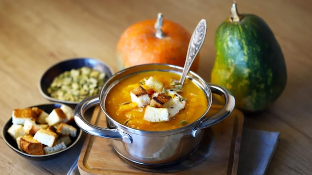 Zuppa di zucca in una casseruola con crostini