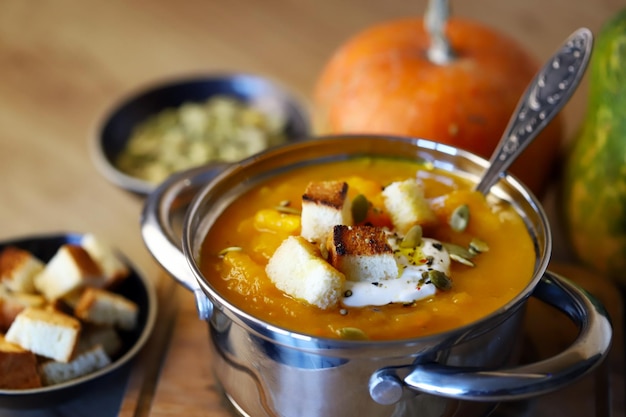 Zuppa di zucca in una casseruola con crostini