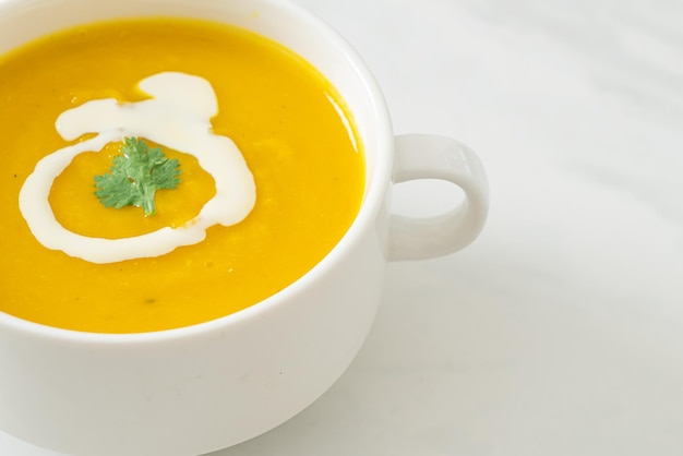 zuppa di zucca in una ciotola bianca - Stile alimentare vegetariano e vegano