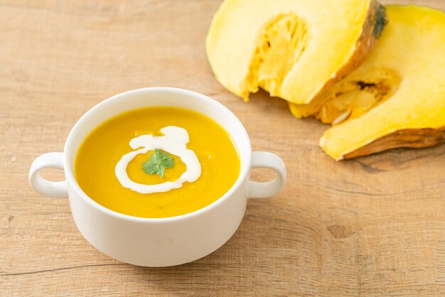 zuppa di zucca in una ciotola bianca - Stile alimentare vegetariano e vegano