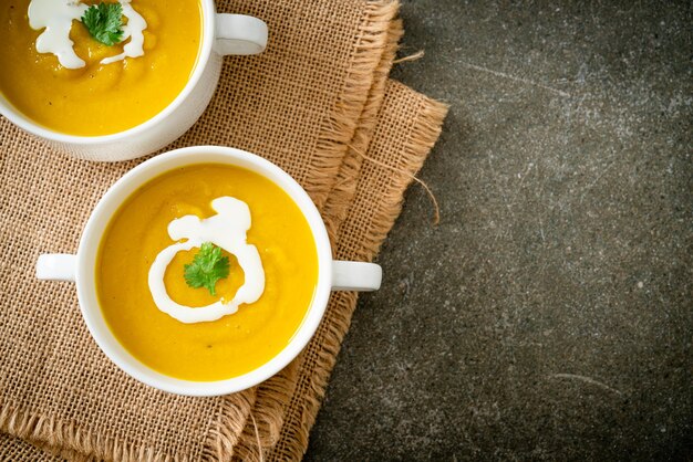 Zuppa di zucca in una ciotola bianca