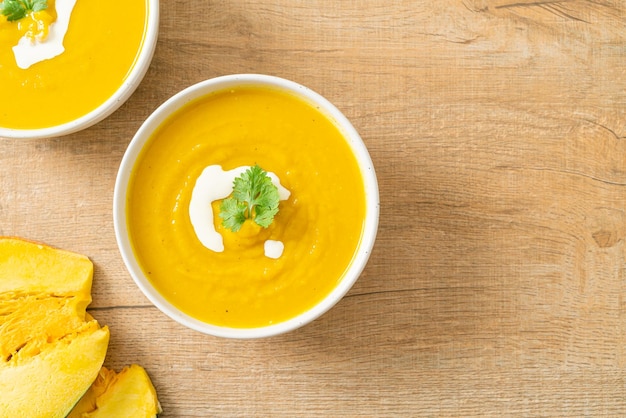 Zuppa di zucca in una ciotola bianca