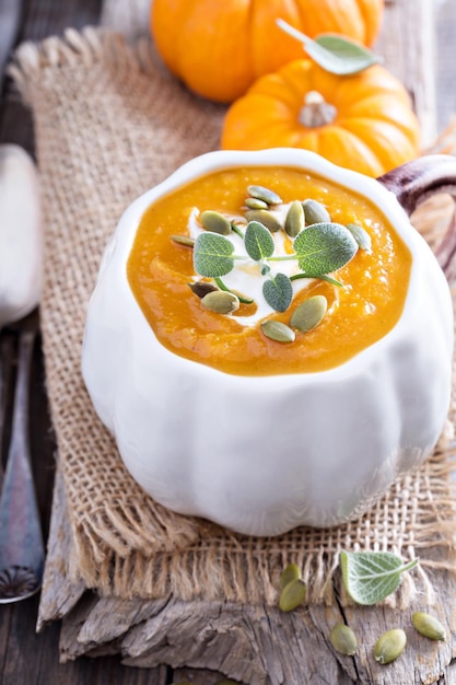 Zuppa di zucca in una ciotola