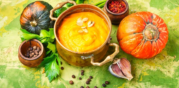 Zuppa di zucca in una pentola di metallo