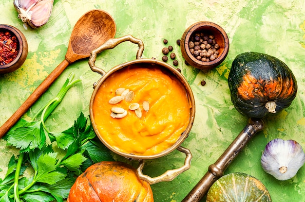 Zuppa di zucca in una pentola di metallo