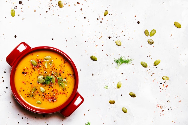 Zuppa di zucca piccante in una vista dall'alto della padella rossa