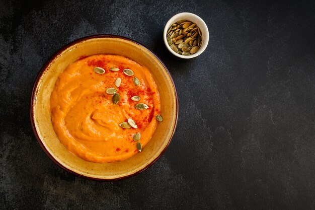 zuppa di zucca primo piatto, carote, patate dolci deliziose verdure vegetali