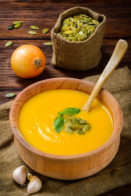 Zuppa di zucca su fondo in legno