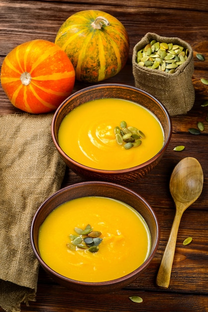 Zuppa di zucca su fondo in legno