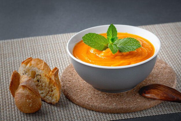 Zuppa di zucca su sfondo grigio Copia spazio per il testo