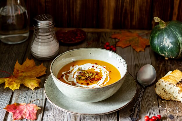 Zuppa di zucca su un legno. Mangiare sano.