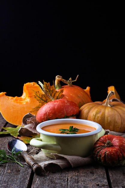 Zuppa di zucca vegetariana in padella. Messa a fuoco selettiva