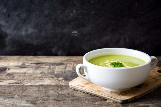 zuppa di zucchine in una ciotola sul tavolo di legno copia spazio