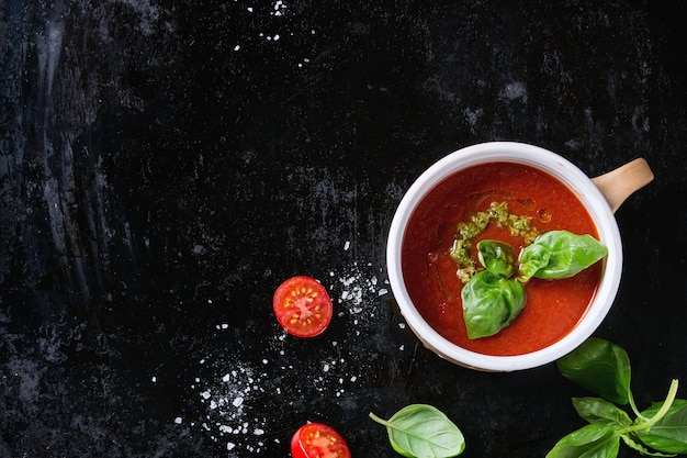 Zuppa di zuppa di pomodoro con pesto