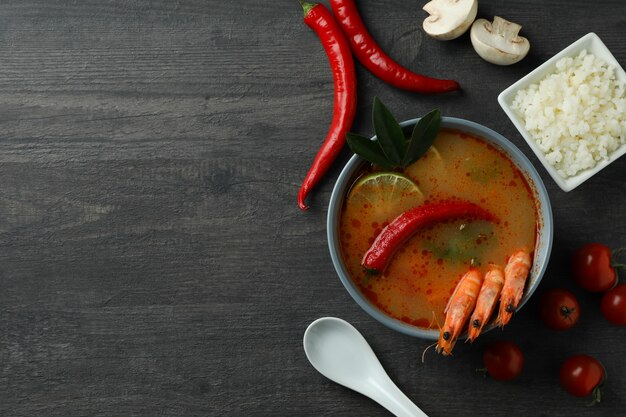 Zuppa e ingredienti di Tom yum su fondo di legno scuro