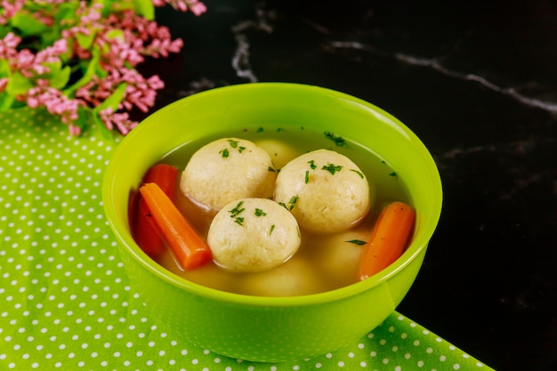 Zuppa ebraica di matzo ball per Pasqua.