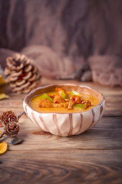 Zuppa fatta in casa con zucca e finferli