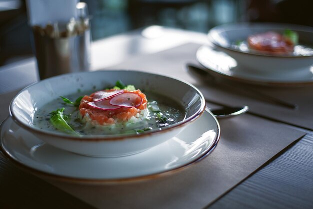 Zuppa fredda con salmone in un ristorante