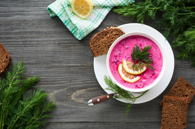 Zuppa fredda di barbabietola con cetrioli, erbe fresche e yogurt