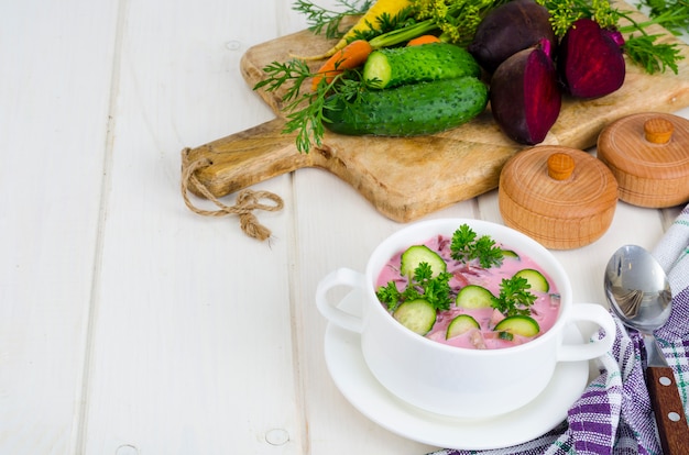 Zuppa fredda di barbabietole con cetrioli. Foto dello studio