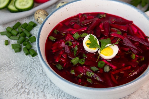 Zuppa fredda di barbabietole con verdure uova erbe Cucina tradizionale Cibo sano Cibo vegetariano