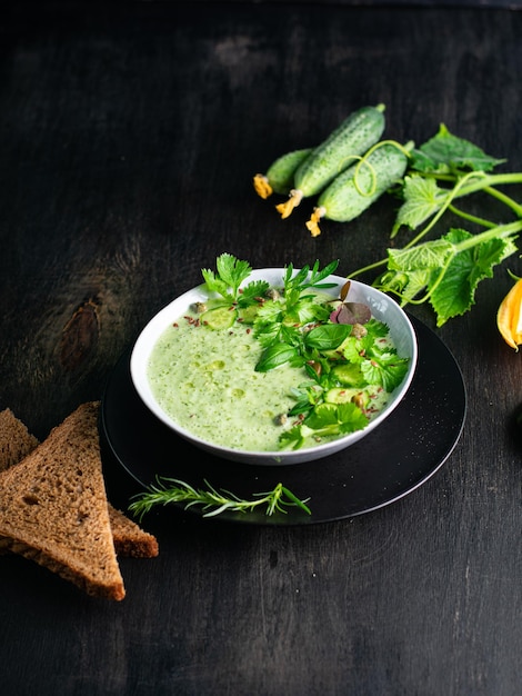 Zuppa fredda di gazpacho di avocado, asparagi e cetriolo Dieta detox Piatto vegetariano