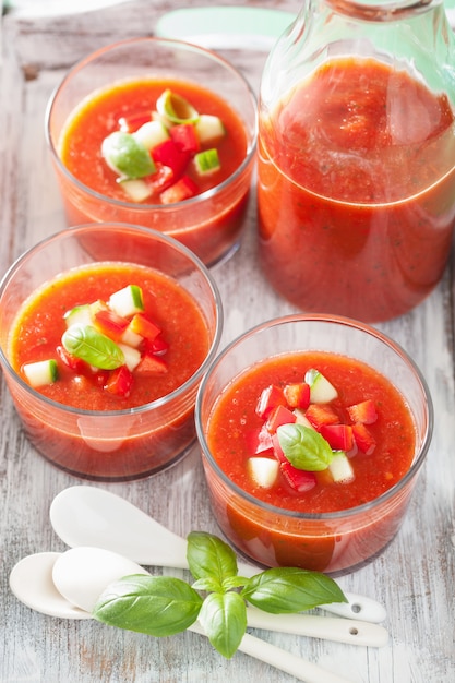 Zuppa fredda di gazpacho in bicchieri