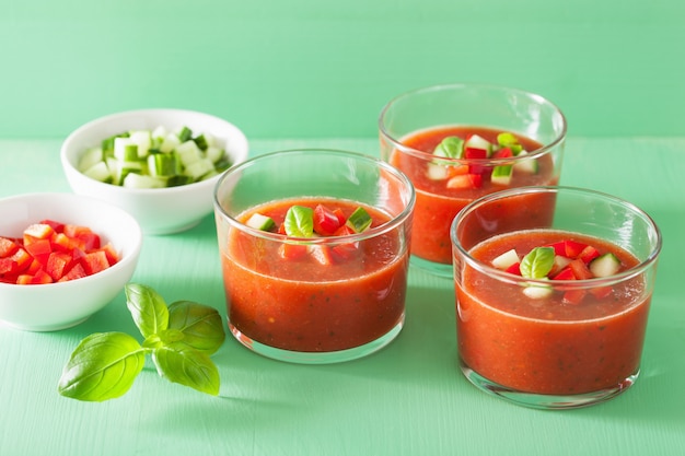 Zuppa fredda di gazpacho in vetro