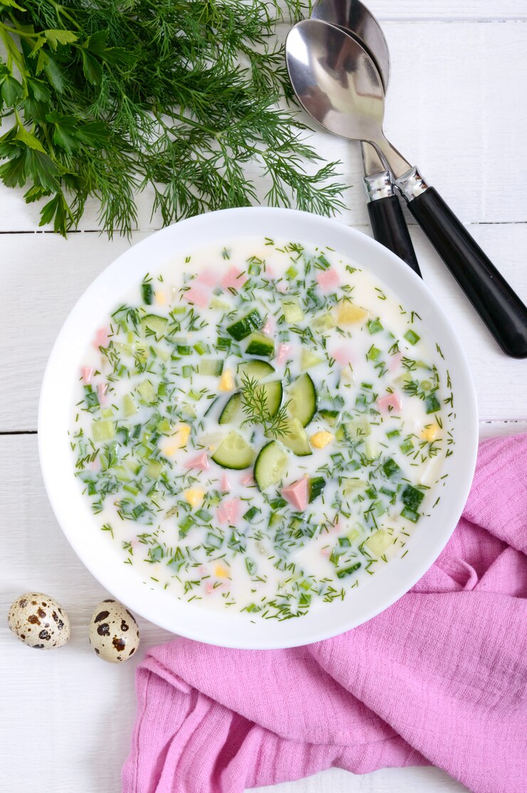 Zuppa fredda estiva okroshka. Zuppa leggera in una ciotola bianca. Vista dall'alto.