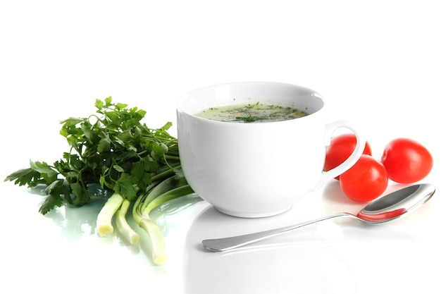 Zuppa in tazza con ingredienti isolati su sfondo bianco