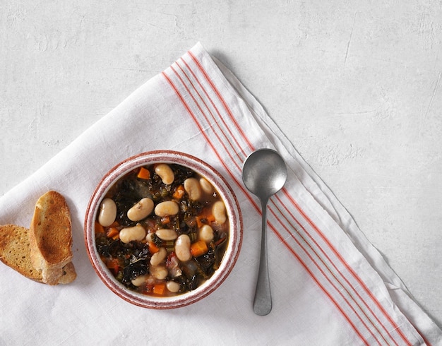 Zuppa invernale con diverse verdure fagioli cavolo zuppa tipica toscana ribollita comfort food italiano