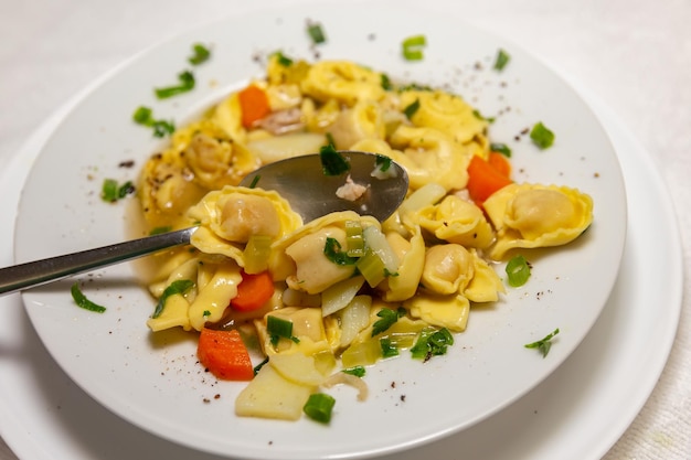 Zuppa italiana di tortellini capeletti agnolini con pollo e verdure zuppa speciale