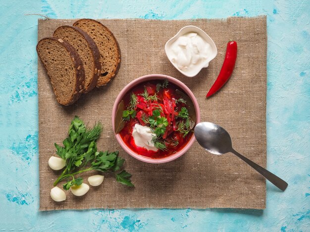 Zuppa nazionale russa, ucraina e polacca fatta in casa - borscht rosso fatto di barbabietole, verdure e carne con panna acida