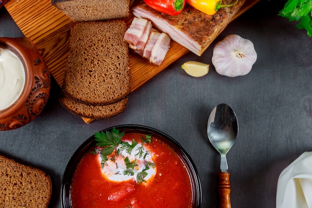 Zuppa nazionale ucraina fatta in casa - borscht rosso fatto di beetrot, verdure e carne