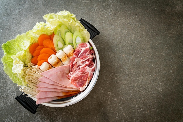 Zuppa nera sukiyaki o shabu con carne cruda e verdure