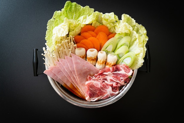 zuppa nera sukiyaki o shabu hot pot con carne cruda e verdura - stile giapponese