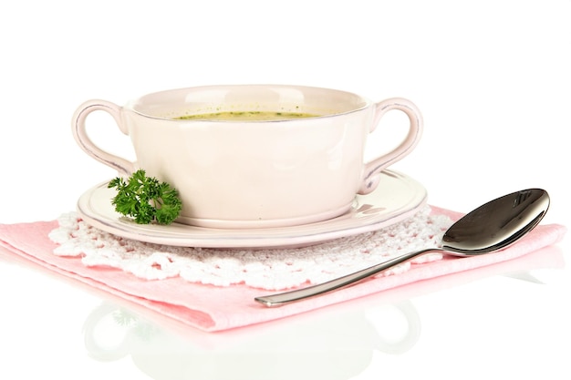 Zuppa nutriente con verdure in padella isolata su bianco
