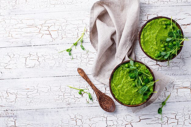 Zuppa o frullato di broccoli verdi vegani