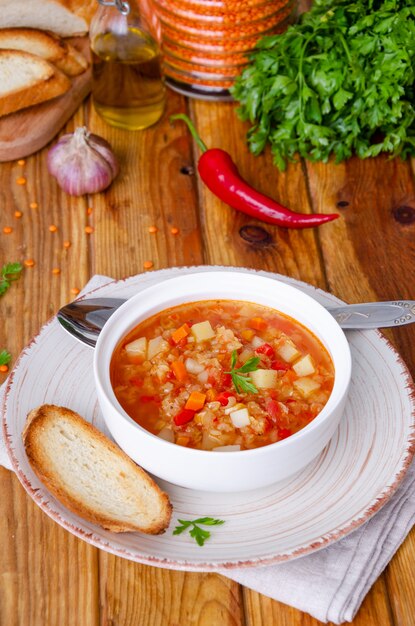 Zuppa piccante con lenticchie rosse, pomodori, porri, peperoni, carote e patate.