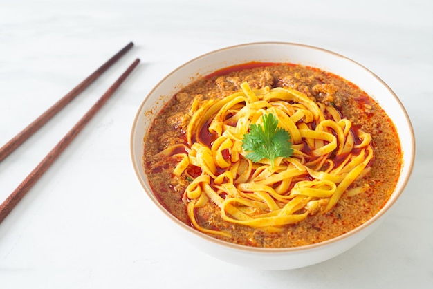 Zuppa piccante di spaghetti cinesi dello Yunnan o Kwa Meng