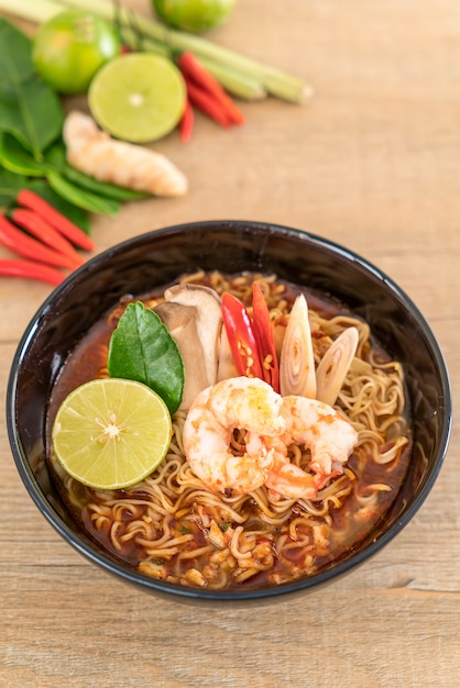 Zuppa piccante di spaghetti istantanei con gamberetti