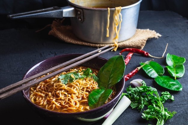 Zuppa piccante di spaghetti istantanei con gamberetti