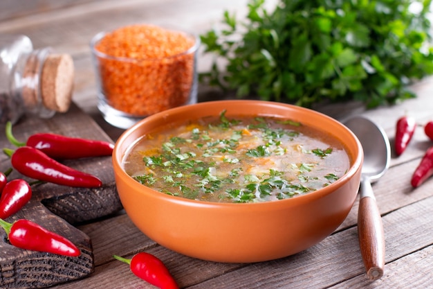 Zuppa piccante fatta in casa con lenticchie rosse e peperoncino rosso. Zuppa d'autunno. Concetto di cibo sano