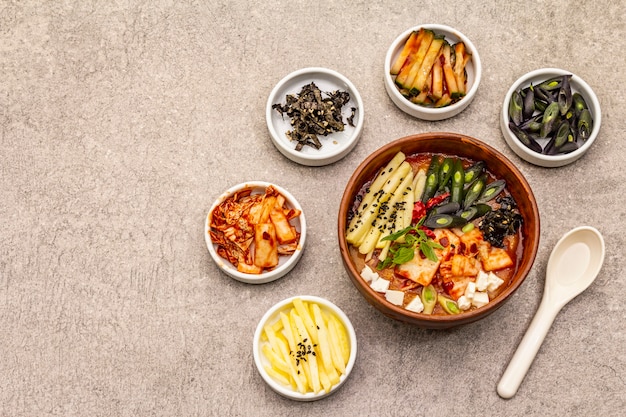 Zuppa piccante tradizionale coreana con kimchi, tofu, verdure. Piatto caldo per un pasto sano