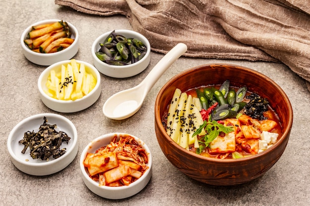 Zuppa piccante tradizionale coreana con kimchi, tofu, verdure. Piatto caldo per un pasto sano