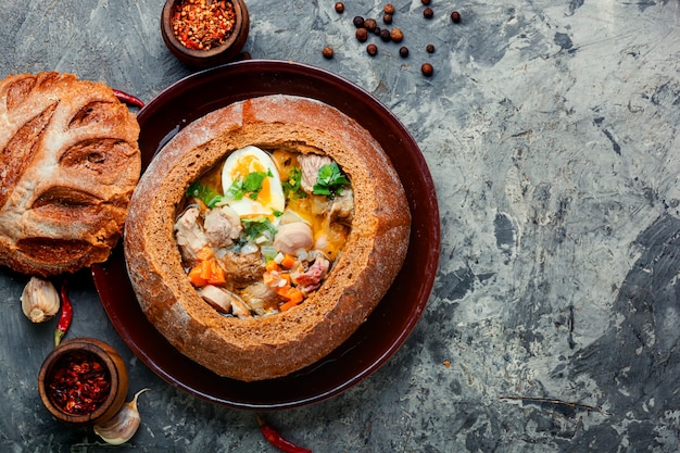 Zuppa polacca zurek in pentola di pane