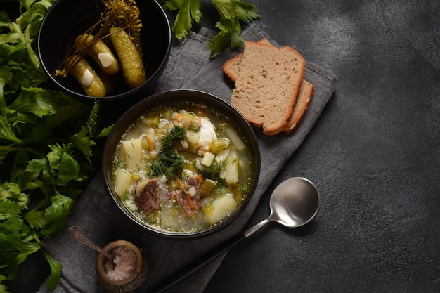 Zuppa Rassolnik con carne di manzo cetrioli sottaceto e orzo perlato