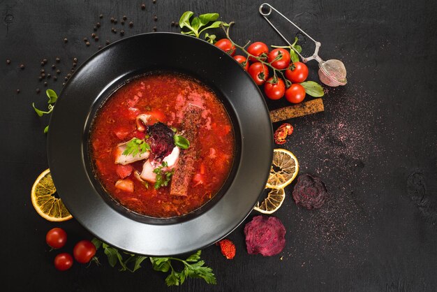 Zuppa rossa borsch ucraino su sfondo nero. Vista dall'alto